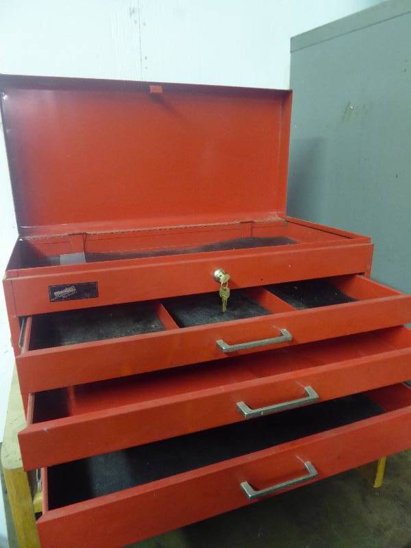 lot 17 image: Diston Tool Box