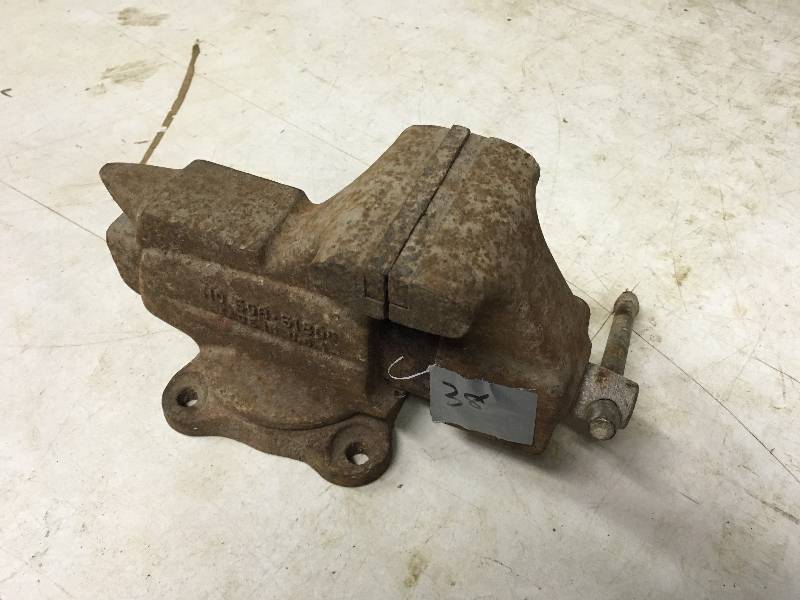 lot 38 image: Craftsman No. 506 Vise
