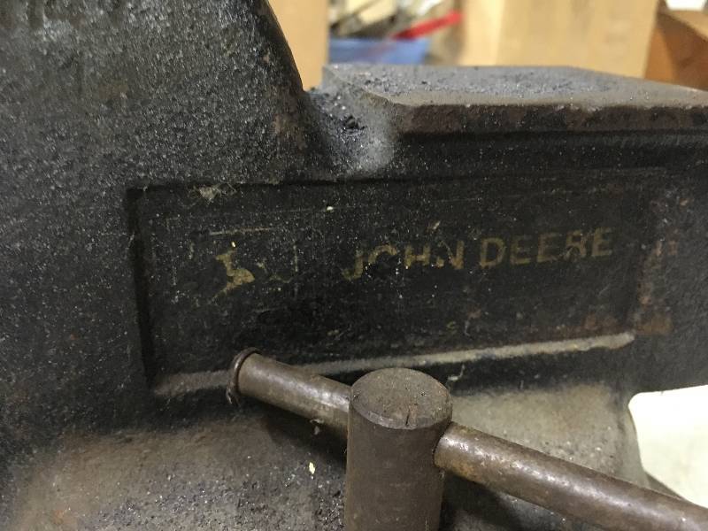 lot 41 image: John Deere Vise #745