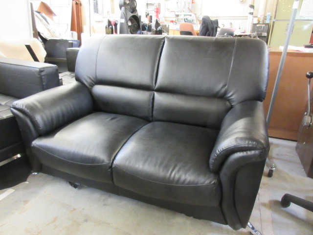 lot 802 image: LEATHER AND CHROME LOVE SEAT