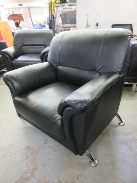 lot 803 image: LEATHER & CHROME CHAIR
