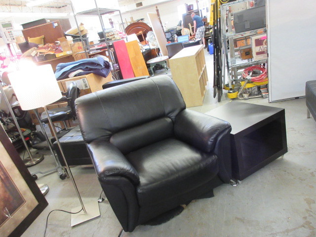 lot 804 image: END TABLE, LAMP AND LEATHER CHAIR