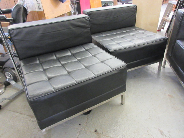 lot 806 image: VINYL AND CHROME MODULAR CHAIRS