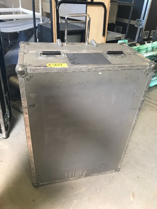 SANYO 7K PROJECTOR W REMOTE & PROFESSIONAL ROAD CASE