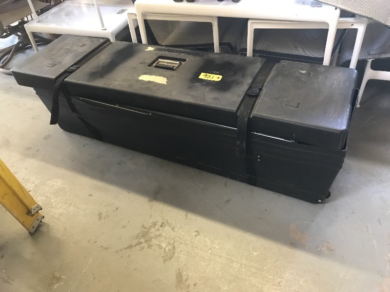 8 X 10.5 X 14 PROJECTION SCREENS W FRAMES & CASE