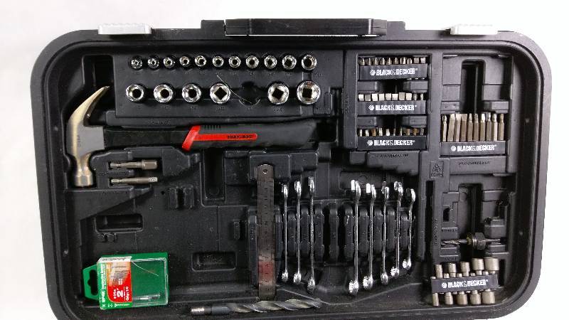 lot 184 image: Black & Decker 20V Lithium Ion Drill Kit
