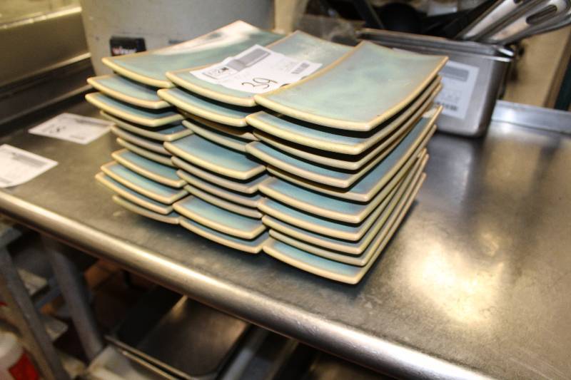 lot 39 image: Serving Plates