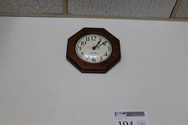 lot 194 image: Quartz Analog Wall Clock
