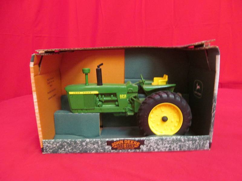 lot 11 image: John Deere 1961-1963 Model 4010
