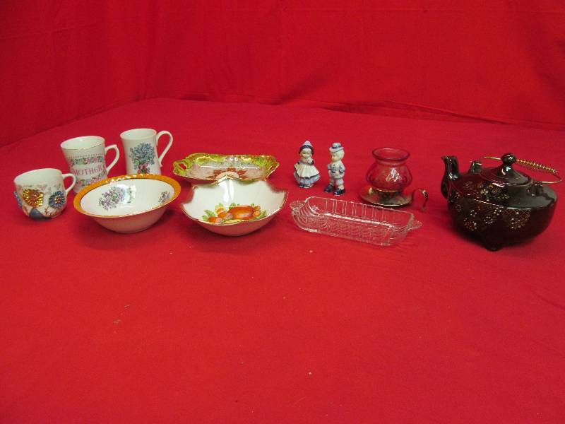 lot 33 image: Decorative Tea Pot, Bowls, Cups, Ornate Porcelain Tray