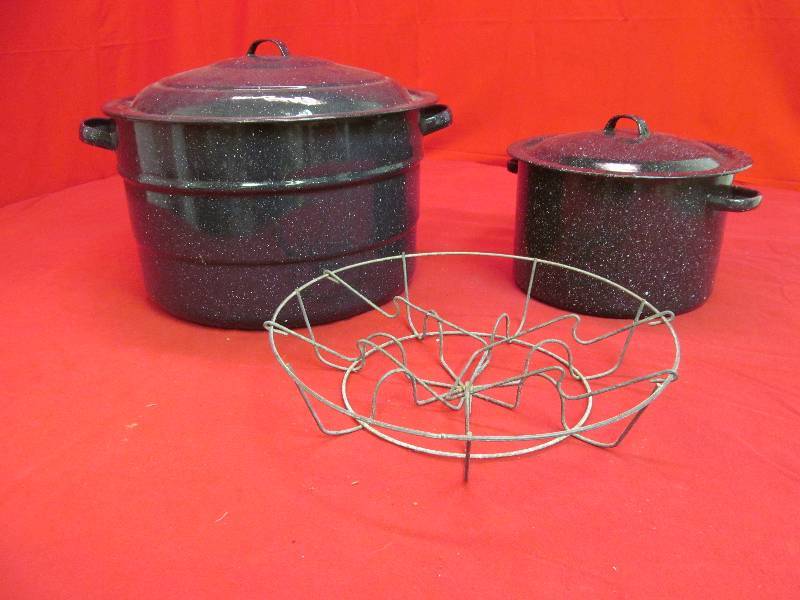 lot 38 image: 2 Blue Granite Enamel Roasters, 1 Jar Rack