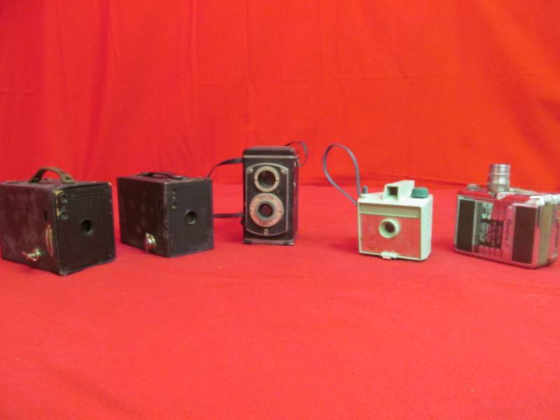 lot 52 image: 2 Brownie No. 2 Cameras, Reverse 8 Movie Camera, Photic Reflex 1, Savoy Camera