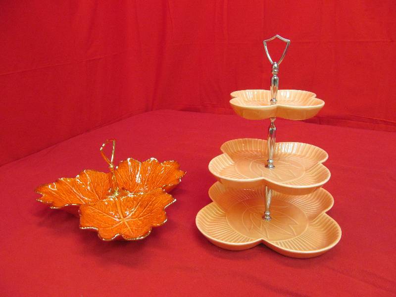 lot 55 image: 2 Vintage Serving Trays