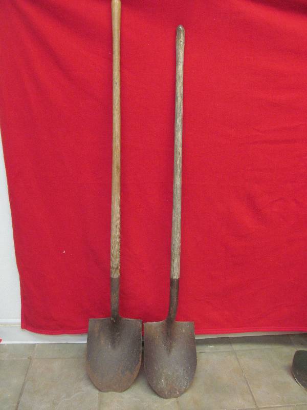 lot 61 image: 2 Sand Spades