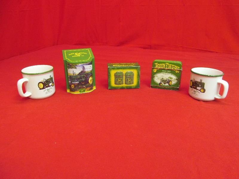 lot 100 image: Group of John Deere Collectibles