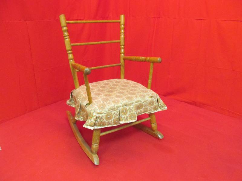 lot 101 image: Vintage Childs Rocking Chair 25 tall
