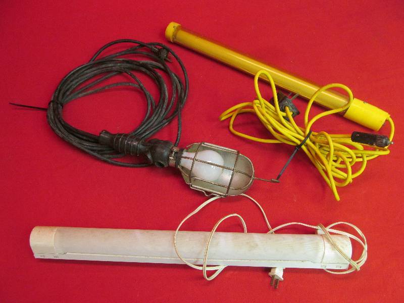 lot 124 image: 2 Drop Cord Lights, Fluorescent
