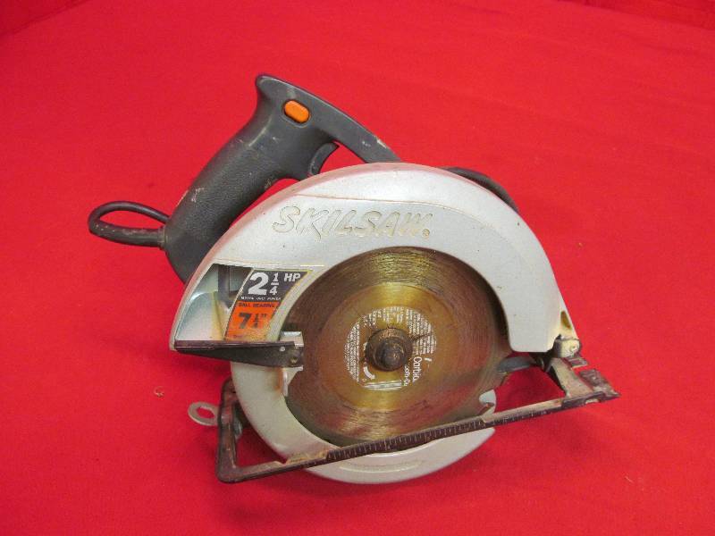 lot 130 image: Skill saw