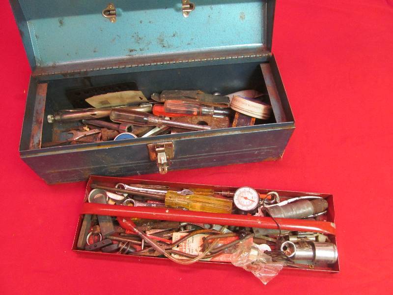 lot 169 image: Metal Tool Box with lift out tray