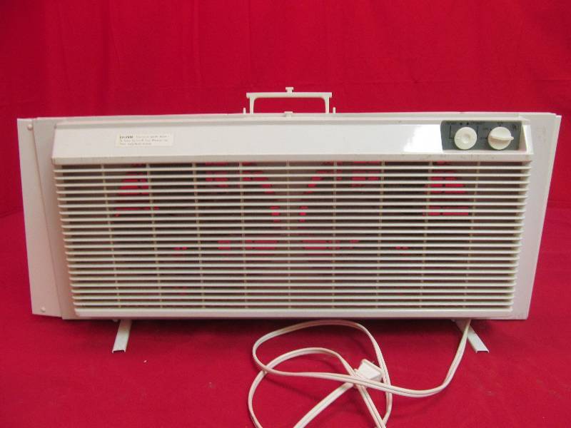 lot 204 image: 8 Window Fan