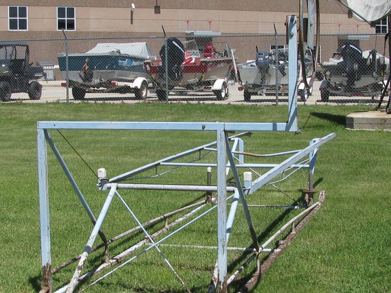 lot 2 image: Pontoon Lift