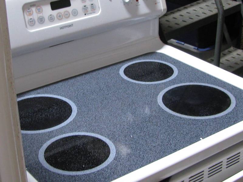 lot 10 image: Hotpoint Glass Top Range