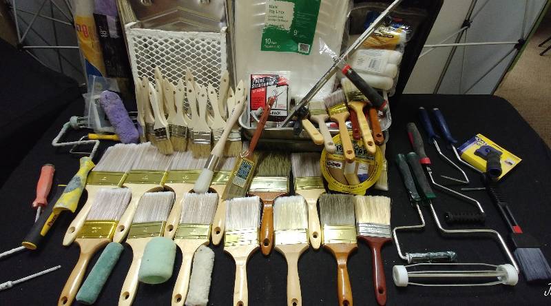 lot 10 image: HUGE painters assortment