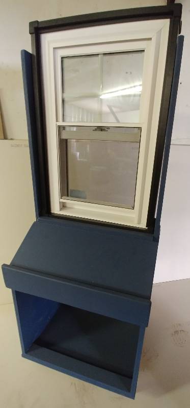 lot 19 image: Custom Rolling Window Display