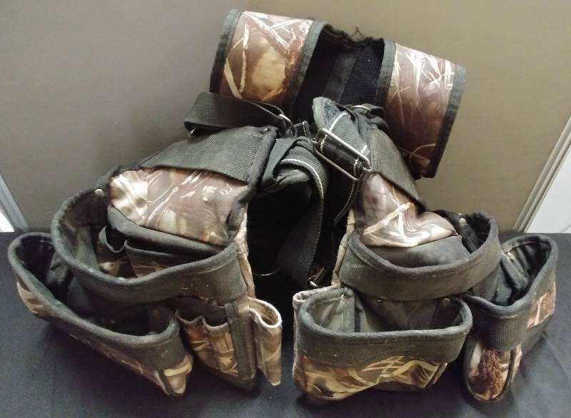 lot 22 image: Camo tool belt with shoulder harness
