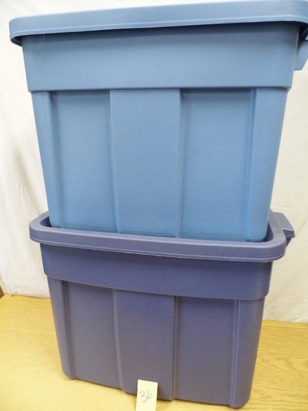 2 Roughneck Rubbermaid Totes