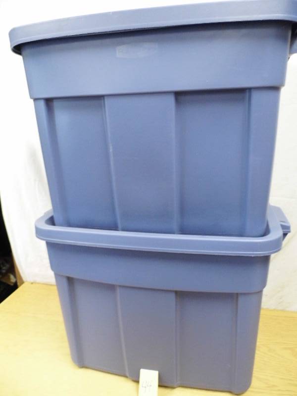 2 Roughneck Rubbermaid Totes