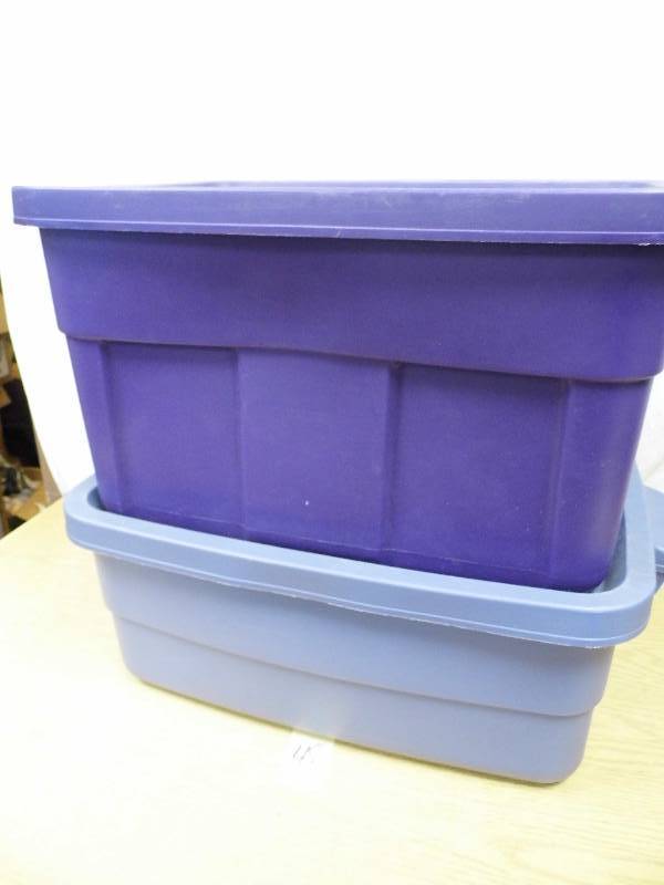 2 Roughneck Rubbermaid Totes