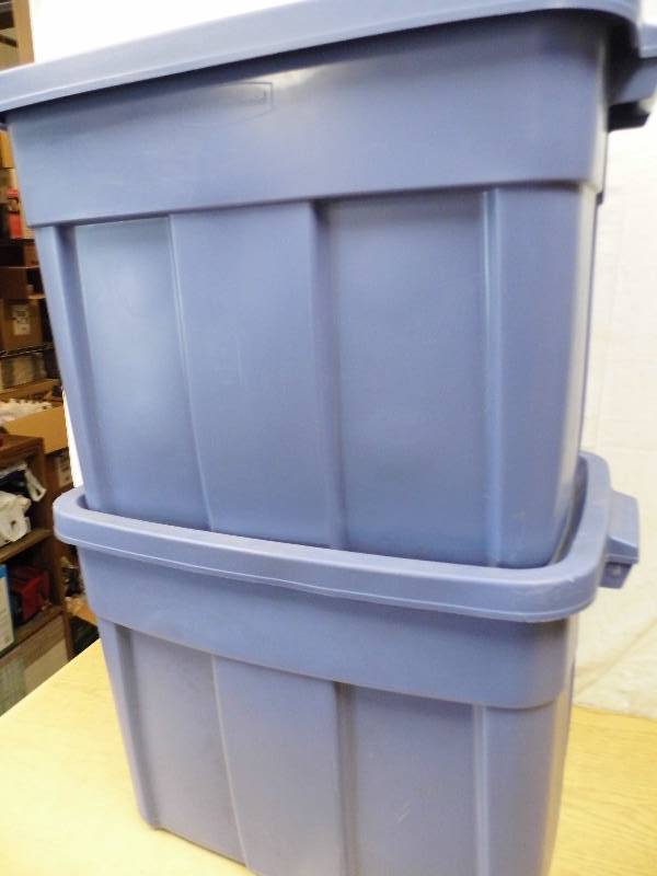 2 Roughneck Rubbermaid Totes