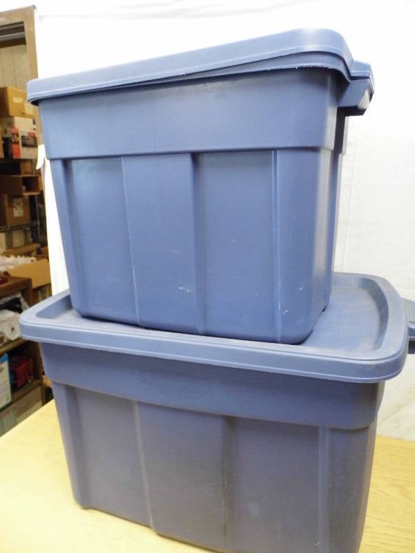 2 Roughneck Rubbermaid Totes