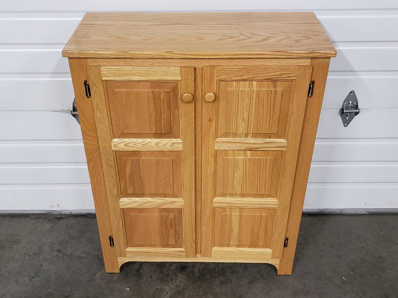 lot 4 image: Solid Oak Three Shelf Cabinet