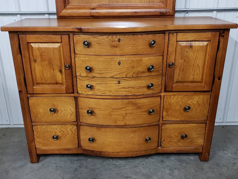 lot 14 image: Gorgeous Solid Oak Mirrored Dresser