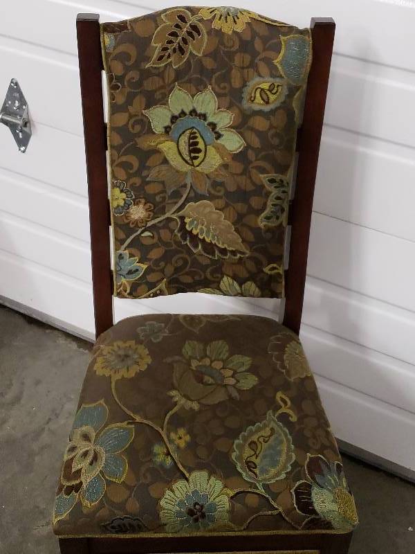 lot 33 image: Trendy Upholstered Side Chair