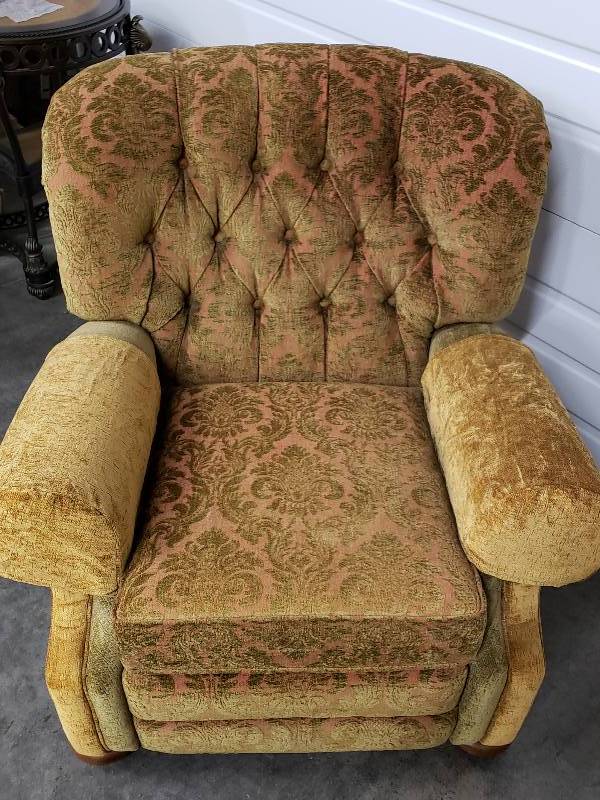 lot 40 image: Hekman Woodward Brand Upholstered Reclining Arm Chair
