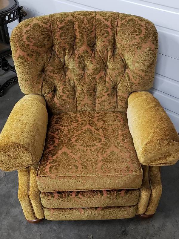 lot 41 image: Hekman Woodward Brand Upholstered Reclining Arm Chair