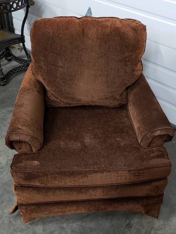 lot 46 image: Hekman Woodward Brand Upholstered Swivel Armchair