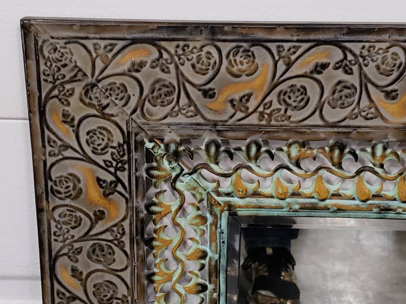 lot 102 image: Beautifully Ornate Framed Mirror