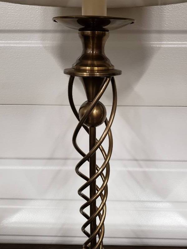 lot 119 image: Contemporary Metal Twist Table Lamp