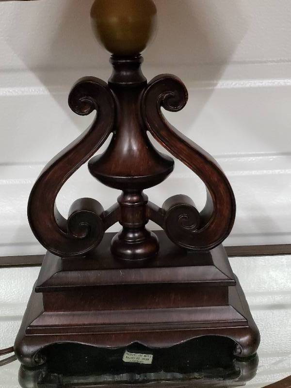 lot 124 image: Decorative Table Lamp
