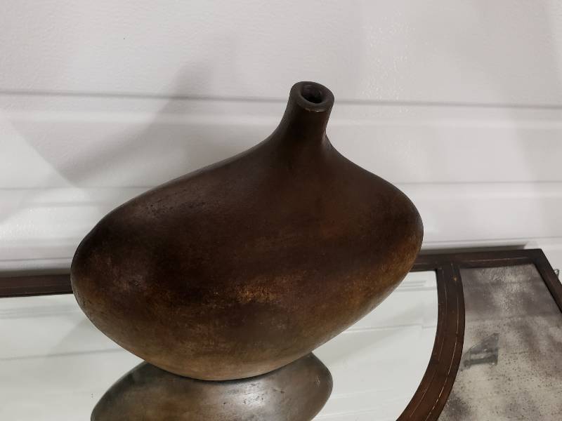 lot 145 image: Large Earthy Pottery Vase with Great Lines