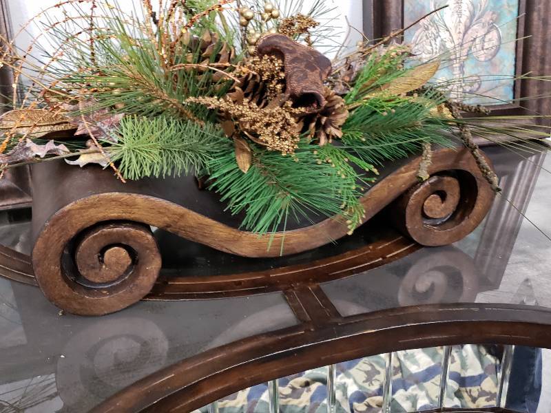 lot 170 image: Group of Decor, Wall Art, Arrangement, Stand