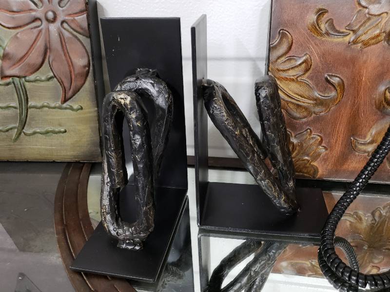 lot 172 image: Old Fashioned Styled Telephone, Metal Bookends, Metal Wall Art