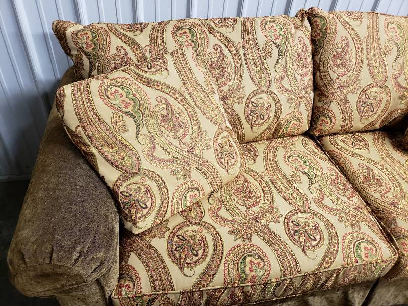 lot 18 image: Hekman Woodward Brand Upholstered Sofa