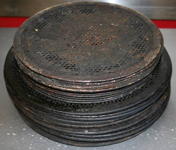 lot 8 image: Commercial Grade Pizza Pans