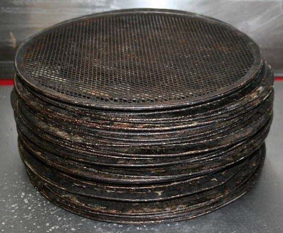 lot 9 image: Commercial Grade Pizza Pans