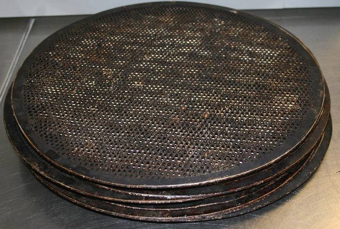 lot 11 image: Commercial Grade Pizza Pans